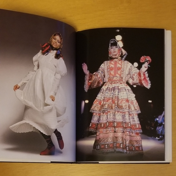 Assouline –  Kenzo Universe of Fashion  (1999) - Picture 10 of 14